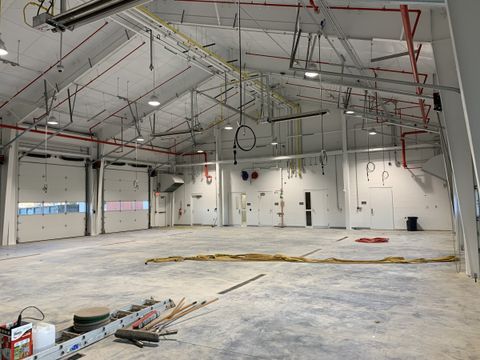 Apparatus bay with exposed sprinkler, power and radiant heating overhead
