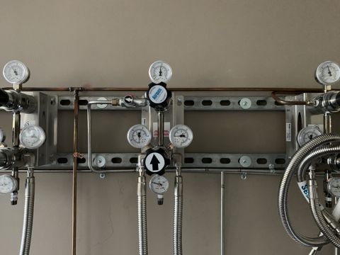 Specialty gas manifold serving laboratory benches